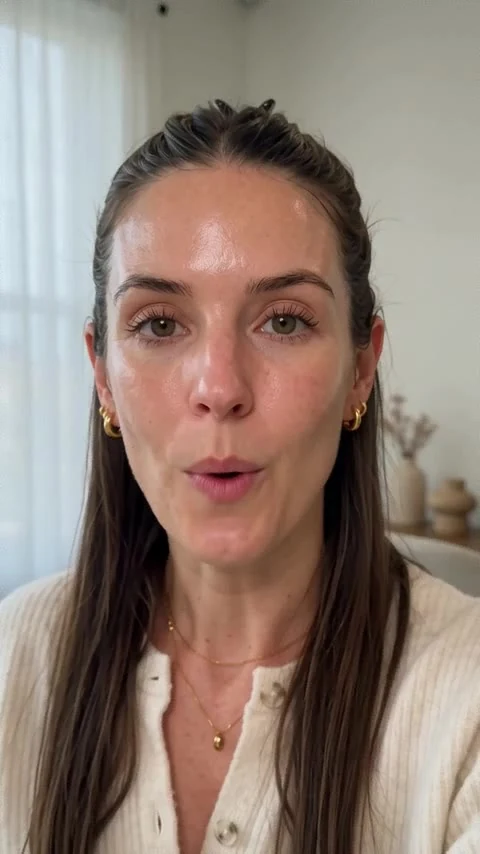 AI-generated presenter in the hydrating face moisturizer example